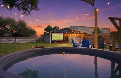 Game Barn, Cowboy Pool, 17ft Movie Screen - sleeps 10 - Photo 3