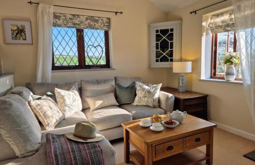 Lovely Little Garden Cottage, Tamar Valley, Cornwall - Photo 1