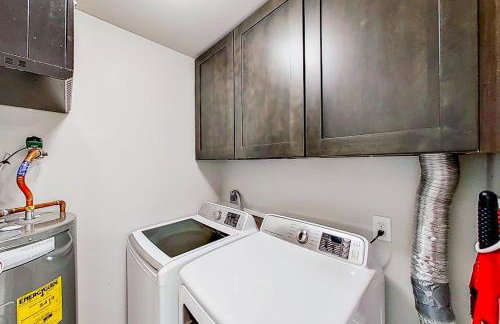 Contemporary, Dog-Friendly Townhouse with Balcony, Pool & Day Docks - Foto 16