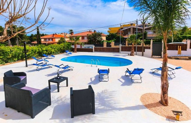 Apartment in Salou with swimming pool and garden - Photo 1