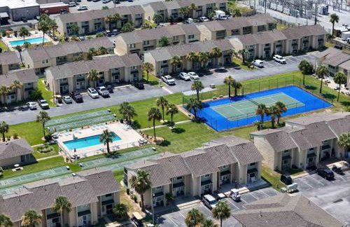 Beach access close to Walmart, Bowling,skating and Game room - Photo 74