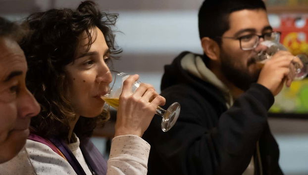 Degustando la cerveza con amigos