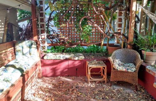 Summer-house OASIS on quiet street in ROCKRIDGE - Photo 52