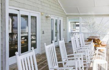 Beachfront home with expansive deck and direct beach access - Foto 29