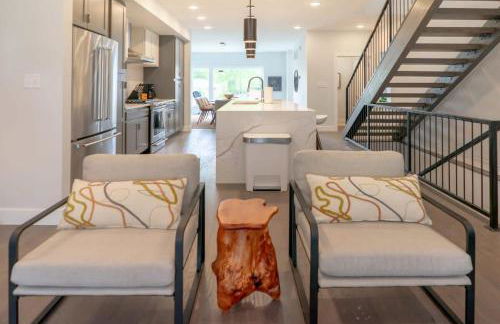 Beautiful Modern 3BR in the Grove ABODEbucks - Photo 12