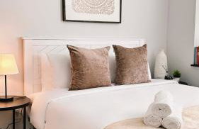 Spacious 3B2B Downtown Apt, Kitchen and Laundry, Walk to PPAC & Convention Center - Foto 3