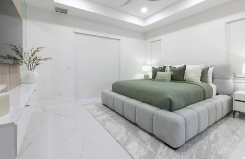 KING BED - FREE Pool Heat - 85 in TV - 4BR Villa - Foto 41