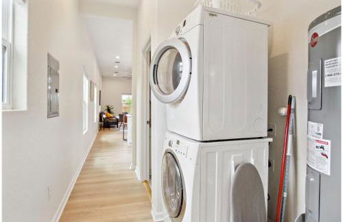 3BR-2BA Cityscape Haven with Panoramic Tower View - Foto 29