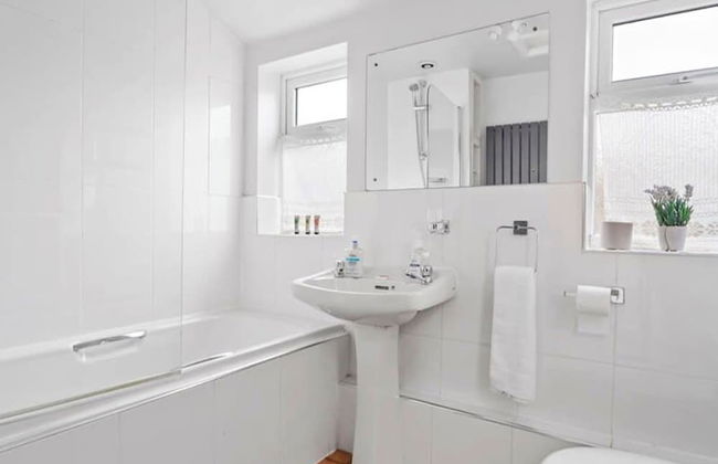 4 Bed Homely Retreat - Wolverhampton - Foto 8