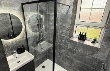 3 Bedroom Apartment with Balcony in London, Free Parking - Photo 8