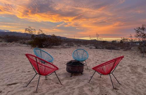 Desert Oasis - Firepit, Stargazing, Kitchen Essentials, 5 Acres, & Joshua Trees - Sleeps 6 Comfortably, 7 with Sofa, 8 Maximum - Foto 18