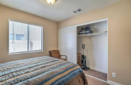 Sleek Vegas Home with Private Pool, Game Room! - Foto 19