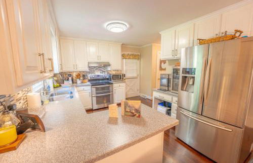 Martinsville Gem - Fireplace, Pets, Near the Park - Foto 16