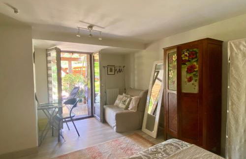 Charmant F1 avec terrasse et vue sur jardin arboré - fraicheur naturelle du rez de jardin - parking - Foto 7