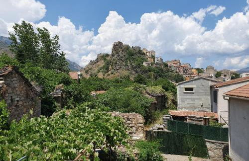 Maison Kyprea: charmant appartement /duplex , spacieux, tout confort avec terrasse extérieure privée, parking privatif , vue pittoresque sur la citadelle de Corté et les montagnes. - Foto 7