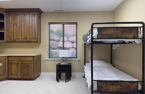 Elegant 6,300-Sq-Ft Family Home with Hot Tub in Orem - Photo 34