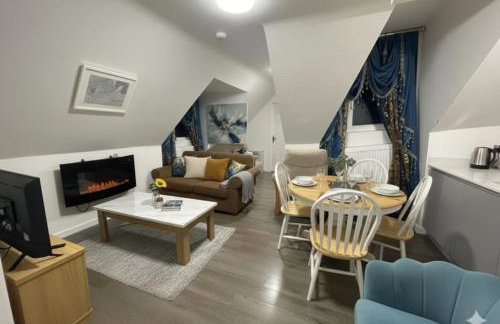 Broad Oak Stays 2BR Flat for 6 with Parking - Photo 1