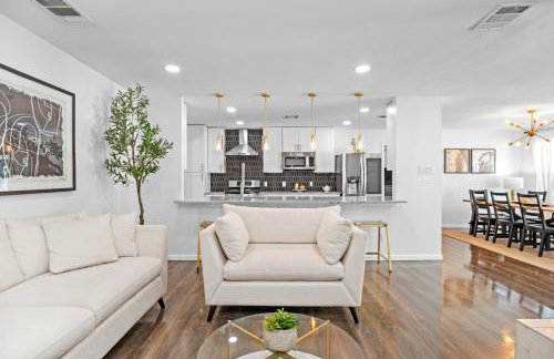 Relaxed Luxury Pet Friendly Home with Pool and Backyard Lounge in San Antonio, TX - Foto 9