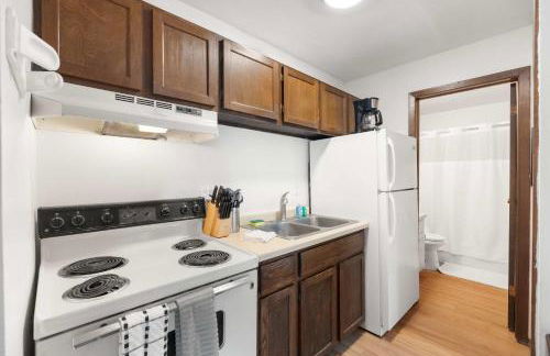 Workspace with Desk & Walkable to hospital & campus - Photo 12