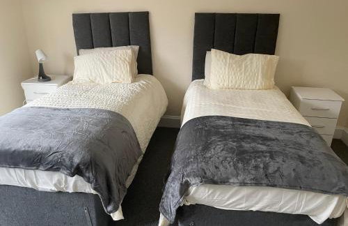 Large 4 Bedroom Sleeps 8, Spacious Apartment for Contractors and Holidays near Bedford Centre - 1 FREE PARKING SPACE & FREE WIFI - Foto 4