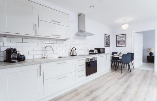 Stylish new-build, free parking, 20-minute walk to city centre - Photo 9