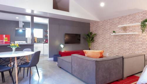 Modern Private Guesthouse with Parking, Yard, and Washer Dryer - Foto 2