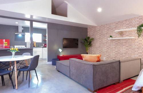 Modern Private Guesthouse with Parking, Yard, and Washer Dryer - Foto 2