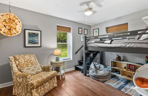 Updated and Spacious Home with Huge Yard Office and Decks - Foto 14