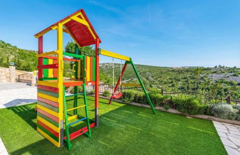 Awesome Home In Modric - Photo 17