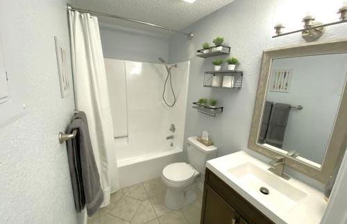 B Lakefront! Remodeled, Boat Slip, Patio Views, Pool, Boat Ramp, WIFI - Foto 20