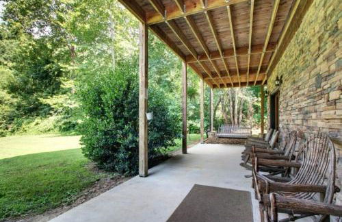 Astounding River View - Outdoor Hot Tub, Volleyball Net, Game Room + More! - Foto 49