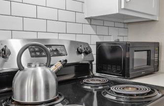 Modern 2BR near Downtown Pool, Gym, Free Parking - Foto 6