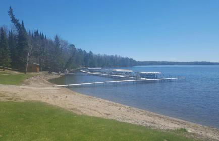 Wonderful Home on Sand Lake with Expansive Porch! - Foto 6