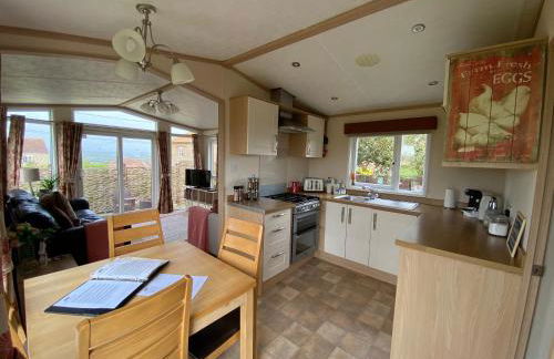 Rew Farm Country and Equestrian Accommodation - Sunset Lodge - Photo 7