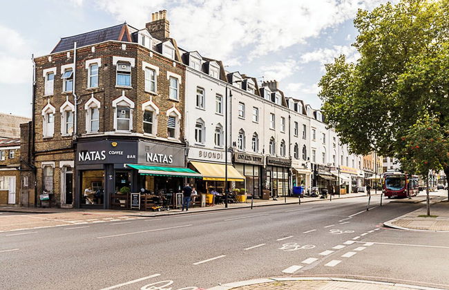 Stylish City Retreat - Photo 25