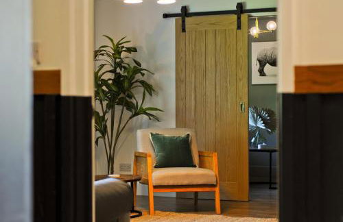 Adgestone Villa - A Luxurious Countryside Escape with Heated Pool, Near Sandown Beach, Dog Friendly in Rural Sandown - Perfect Getaway for Family & Friends - Photo 10