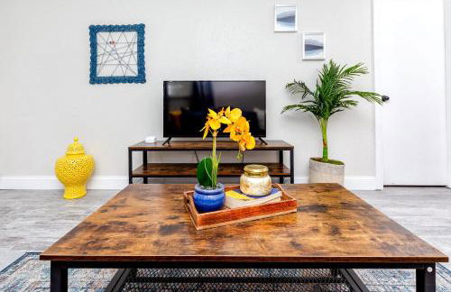 Walk to Downtown - 7min to beach - King bed & Free parking - Foto 7