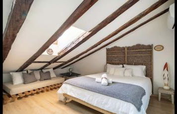 Apartment in monumental square Madrid Center - Photo 26