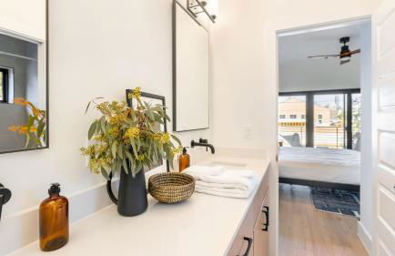 6BDR Luxe Pool Retreat • City Views Ping Pong Foosball Guest House Henley - Foto 47