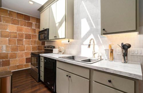 NEW Love Mi Getaway Loft with Deck on Washington Ave 110 - Foto 5