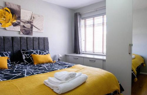 Spacious Cosy 3-Bedroom Home - Photo 31