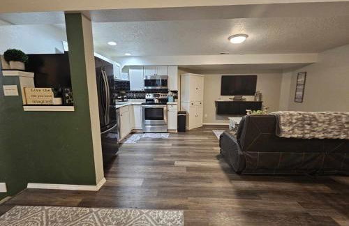 Centrally Located 1500 SqFt Private Guest Suite with Hot Tub - Foto 13