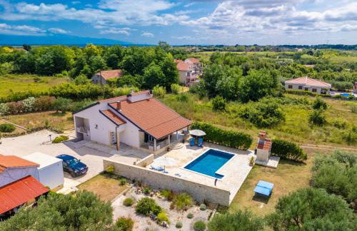 Holiday House Paula sa privatnim grijanim bazenom na mirnoj lokacija blizu mora - Foto 44