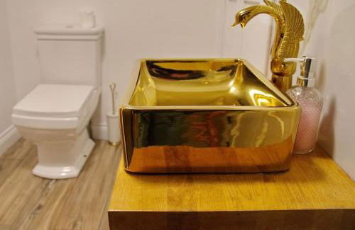 The Famous Harry Potter House, Hot Tub, Cinema Room, Sky TV - Foto 38