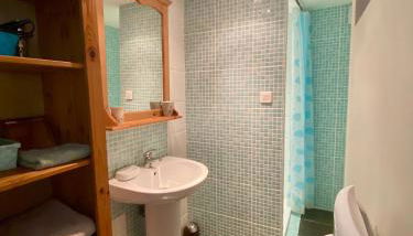 Charmant F1 avec terrasse et vue sur jardin arboré - fraicheur naturelle du rez de jardin - parking - Foto 4