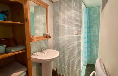 Charmant F1 avec terrasse et vue sur jardin arboré - fraicheur naturelle du rez de jardin - parking - Foto 4