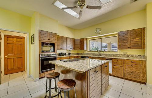 Pool and Game Room Waterfront Harlingen Home - Foto 12