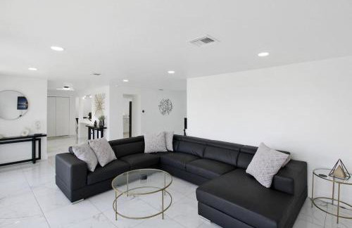 Chic & modern canal-front retreat with private pool - Azure Tides - Photo 11