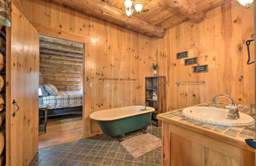 The Red Pine Cabin with Private Pond and Dock! - Foto 11