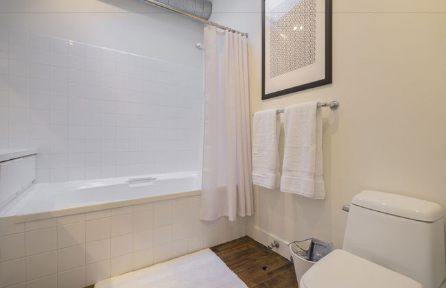 Applewood Suites - The Ossington Loft - Photo 30